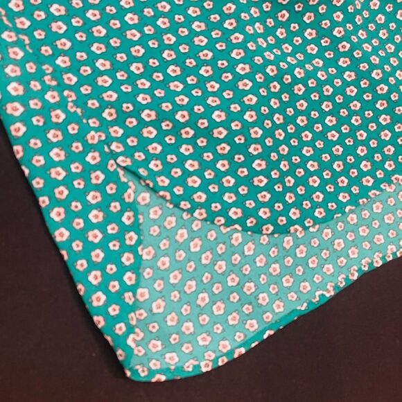 ~ Loft Med Sleeveless Blouse Flutter Floral Pattern Green Button Flowy Lightwt - Picture 9 of 15